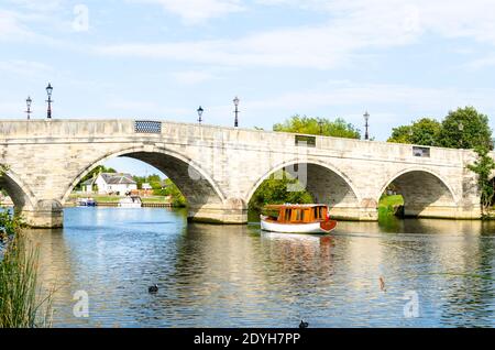 Strommasten auf dem Land in Chertsey, Surrey, England Stockfoto