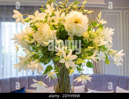 Fake Blumen in der Vase im Esszimmer. Stockfoto