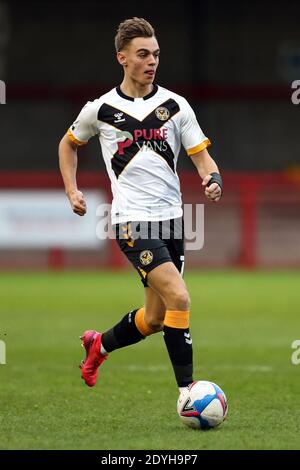 Scott Twine von Newport County in Aktion während des Sky Bet League Two-Spiels im People's Pension Stadium, Crawley. Stockfoto