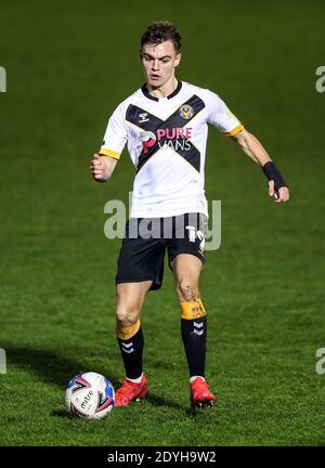 Scott Twine von Newport County in Aktion während des Sky Bet League Two-Spiels im People's Pension Stadium, Crawley. Stockfoto