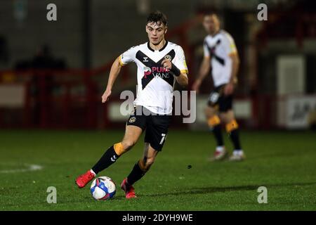 Scott Twine von Newport County in Aktion während des Sky Bet League Two-Spiels im People's Pension Stadium, Crawley. Stockfoto