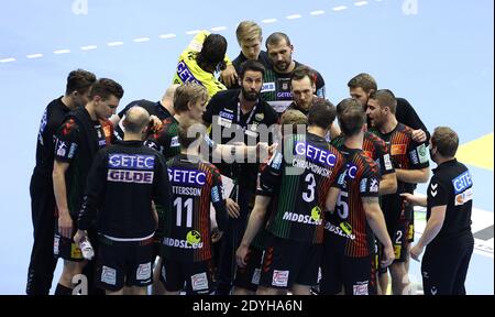 Magdeburg, Deutschland. Dezember 2020. Handball: Bundesliga, SC Magdeburg - TSV Hannover-Burgdorf, Matchday 16. Magdeburger Trainer Bennett Wiegert (M) steht mit seinem Team während einer Auszeit. Quelle: Ronny Hartmann/dpa-Zentralbild/dpa/Alamy Live News Stockfoto