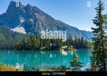 Emerald Lake im Sommer sonniger Tag mit Mount Burgess im Hintergrund. Yoho Nationalpark, Kanadische Rockies, British Columbia, Kanada. Stockfoto