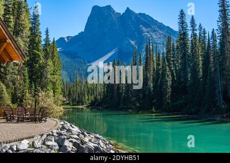 Emerald Lake im Sommer sonniger Tag mit Mount Burgess im Hintergrund. Yoho Nationalpark, Kanadische Rockies, British Columbia, Kanada. Stockfoto