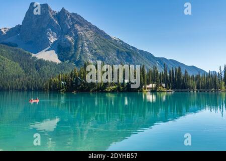 Emerald Lake im Sommer sonniger Tag mit Mount Burgess im Hintergrund. Yoho Nationalpark, Kanadische Rockies, British Columbia, Kanada. Stockfoto