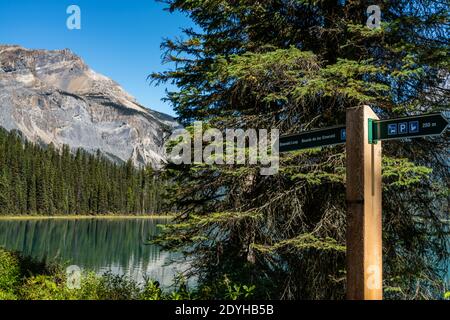 Wegweiser zum Emerald Lake Wanderweg. Yoho Nationalpark, Kanadische Rockies, British Columbia, Kanada. Stockfoto