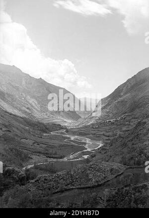 La vall Fosca amb el riu Flamisell, conreus i un poble (beschnitten). Stockfoto