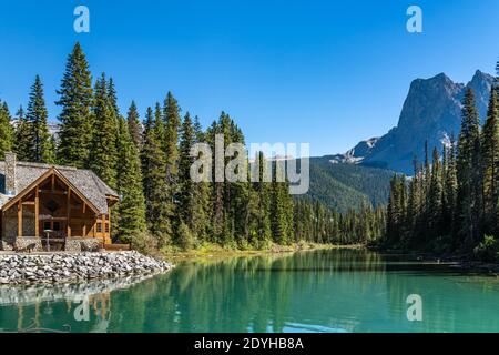 Emerald Lake Lodge Konferenzzentrum am Seeufer und Mount Burgess Mountain im Hintergrund. Yoho Nationalpark, Kanadische Rockies, BC, Kanada Stockfoto