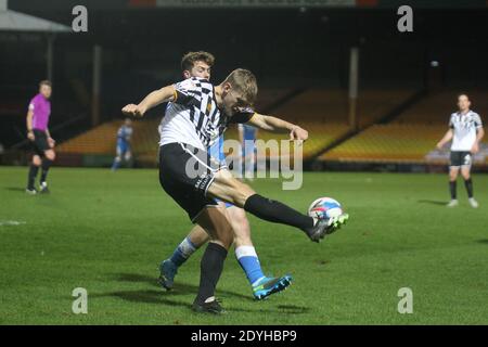 STOKE ON TRENT, ENGLAND. 26. DEZEMBER Nathan Smith von Port Vale räumt den Ball während des Sky Bet League 2 Spiels zwischen Port Vale und Barrow im Vale Park, Burslem am Samstag, 26. Dezember 2020. (Kredit: Simon Newbury, Mi News) Kredit: MI Nachrichten & Sport /Alamy Live Nachrichten Stockfoto