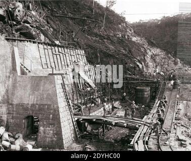 La Société Le Nickel de Nouvelle-Calédonie - La construction du Barrage - deux longues années de Terrassement. Stockfoto