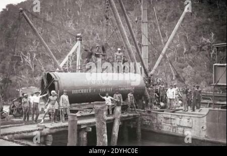 La Société Le Nickel de Nouvelle-Calédonie - Déchargement d‥99une pièce destinée à la construction d‥99une conduite forcée d‥99une longueur de 430 mètres. Stockfoto