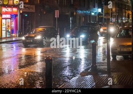 Limerick, Irland. Dezember 2020. Sturm Bella hat Limerick an diesem Abend mit Sturmwind und sintflutartigen Regenfällen hart getroffen. Met Éireann hat eine Warnung des Status Yellow-Windes herausgegeben, die für ganz Irland bis 6 Uhr morgens gilt. Quelle: AG News/Alamy Live News Stockfoto