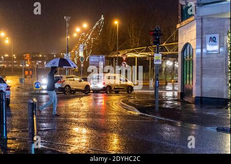 Limerick, Irland. Dezember 2020. Sturm Bella hat Limerick an diesem Abend mit Sturmwind und sintflutartigen Regenfällen hart getroffen. Met Éireann hat eine Warnung des Status Yellow-Windes herausgegeben, die für ganz Irland bis 6 Uhr morgens gilt. Quelle: AG News/Alamy Live News Stockfoto