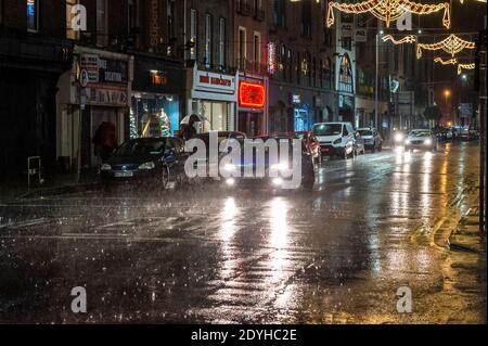 Limerick, Irland. Dezember 2020. Sturm Bella hat Limerick an diesem Abend mit Sturmwind und sintflutartigen Regenfällen hart getroffen. Met Éireann hat eine Warnung des Status Yellow-Windes herausgegeben, die für ganz Irland bis 6 Uhr morgens gilt. Quelle: AG News/Alamy Live News Stockfoto