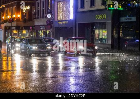 Limerick, Irland. Dezember 2020. Sturm Bella hat Limerick an diesem Abend mit Sturmwind und sintflutartigen Regenfällen hart getroffen. Met Éireann hat eine Warnung des Status Yellow-Windes herausgegeben, die für ganz Irland bis 6 Uhr morgens gilt. Quelle: AG News/Alamy Live News Stockfoto