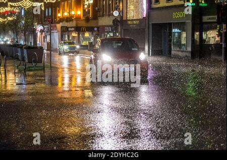 Limerick, Irland. Dezember 2020. Sturm Bella hat Limerick an diesem Abend mit Sturmwind und sintflutartigen Regenfällen hart getroffen. Met Éireann hat eine Warnung des Status Yellow-Windes herausgegeben, die für ganz Irland bis 6 Uhr morgens gilt. Quelle: AG News/Alamy Live News Stockfoto