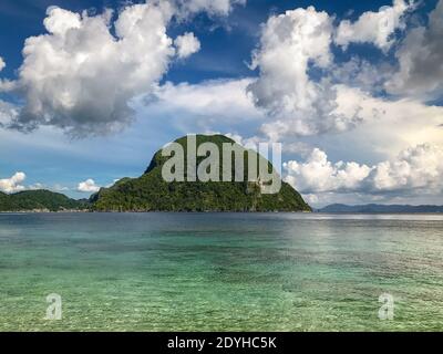 Wunderschöne Aussicht auf Dilumacad kleine Insel mit tropischem Meer, in der Nähe von El Nido, Palawan, Philippinen Stockfoto