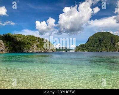 Wunderbares tropisches Meer der Cadlao Insel in der Nähe von El Nido, Palawan, Philippinen Stockfoto