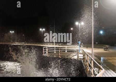 Sturm Bella stürzt am Abend des zweiten Weihnachtsfeiertags bei einer 4.2 Meter hohen Enge gegen die Aberystwyth Promenade. Stockfoto