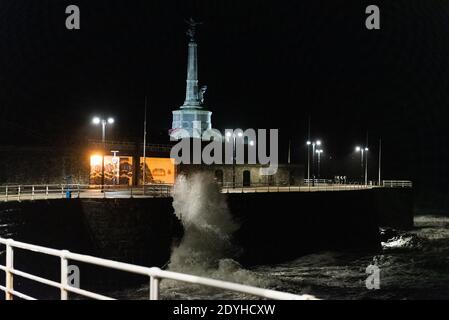 Sturm Bella stürzt am Abend des zweiten Weihnachtsfeiertags bei einer 4.2 Meter hohen Enge gegen die Aberystwyth Promenade. Stockfoto