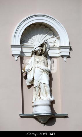 Allegorische Statue der Tragödie im Slowenischen Nationaltheater von Oper und Ballett in Ljubljana Stockfoto