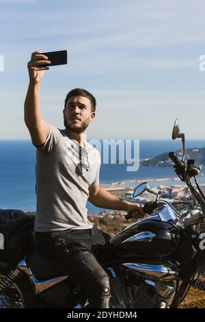 Biker beim Selfie mit der Landschaft während einer Route Stockfoto