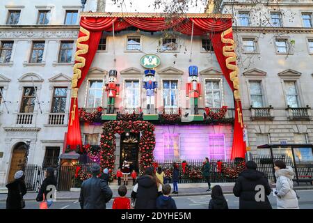 Der atemberaubende Nussknacker inspirierte Weihnachtsdekorationen im privaten Annabel-Club am Berkeley Square, in Mayfair, Dezember 2020, London, Großbritannien Stockfoto