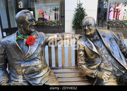 Bronzestatuen der 'Alliierten', Premierminister Winston Churchill und Präsident Roosevelt aus dem Krieg, enthüllt von Prinzessin Margaret am 2. Mai 1995, zum Gedenken an 50 Jahre Frieden, in der New Bond Street in Mayfair, London, Großbritannien Stockfoto