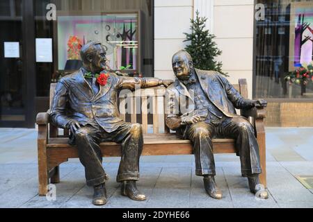 Bronzestatuen der 'Alliierten', Premierminister Winston Churchill und Präsident Roosevelt aus dem Krieg, enthüllt von Prinzessin Margaret am 2. Mai 1995, zum Gedenken an 50 Jahre Frieden, in der New Bond Street in Mayfair, London, Großbritannien Stockfoto