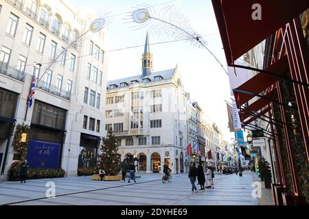 Weihnachtstag in der New Bond Street in Mayfair, Heimat exklusiver Marken, in der Coronavirus-Pandemie, Dezember 2020, in London, Großbritannien Stockfoto