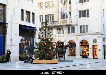 Weihnachtstag in der New Bond Street in Mayfair, Heimat exklusiver Marken, in der Coronavirus-Pandemie, Dezember 2020, in London, Großbritannien Stockfoto