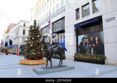 Weihnachtstag in der New Bond Street in Mayfair, Heimat exklusiver Marken, in der Coronavirus-Pandemie, Dezember 2020, in London, Großbritannien Stockfoto