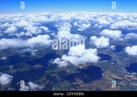 Weiße, flauschige Wolken über Kent, England, von einem Flugzeug aus gesehen, das Gatwick anfliegt Flughafen, London, Großbritannien 14. Juli 2016 Stockfoto