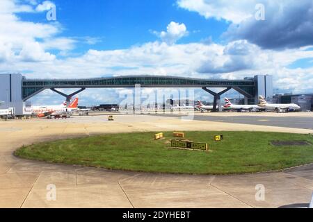 Blick auf den Flughafen Gatwick, auch bekannt als London Gatwick - ein großer internationaler Flughafen in der Nähe von Crawley, West Sussex, England, Juli 2016 Stockfoto