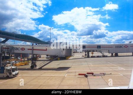 Blick auf den Flughafen Gatwick, auch bekannt als London Gatwick - ein großer internationaler Flughafen in der Nähe von Crawley, West Sussex, England, Juli 2016 Stockfoto