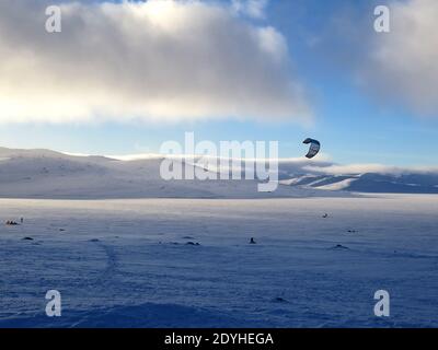 Snowkite an einem sonnigen Wintertag Stockfoto