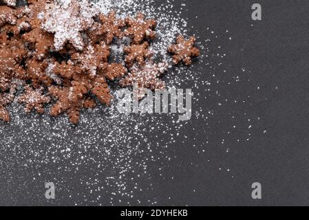Stern geformte Lebkuchenkekse bestreut mit Puderzucker auf einem Grauer Hintergrund Stockfoto