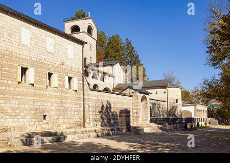 Blick auf das alte Cetinje Kloster an sonnigen Herbsttag. Montenegro, Cetinje Stadt Stockfoto