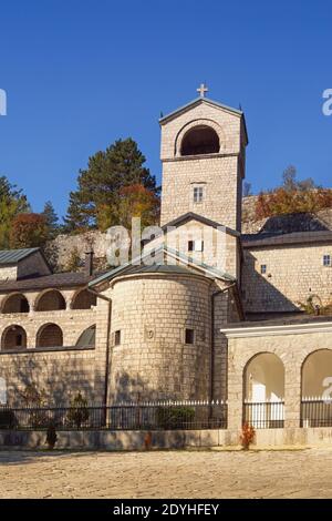 Blick auf das alte Cetinje Kloster an sonnigen Herbsttag. Montenegro, Cetinje Stadt Stockfoto