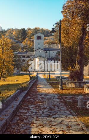 Blick auf das alte Cetinje Kloster an sonnigen Herbsttag. Montenegro, Cetinje Stadt. Farbtöne Stockfoto