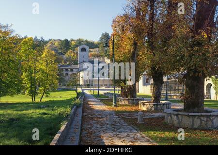 Weg zum Tempel. Blick auf das alte Cetinje Kloster an sonnigen Herbsttag. Montenegro, Cetinje Stadt Stockfoto