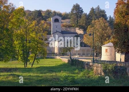 Blick auf das alte Cetinje Kloster an sonnigen Herbsttag. Montenegro, Cetinje Stadt Stockfoto