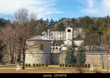 Montenegro. Blick auf Cetinje Stadt an sonnigen Wintertag. Altes Kloster Von Cetinje Stockfoto