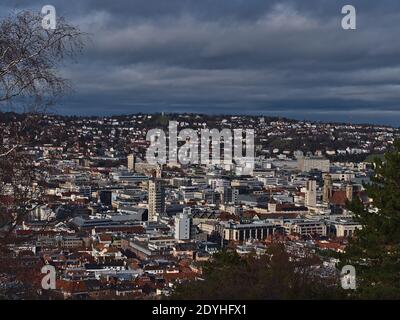 Schöne Luftpanorama auf die dicht besiedelte Innenstadt von Stuttgart mit Kirche Stiftskirche, Rathaus und Turm Bismarckturm. Stockfoto