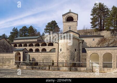 Religiöse Architektur. Blick auf das alte Kloster Cetinje am Wintertag. Montenegro, Cetinje Stadt Stockfoto