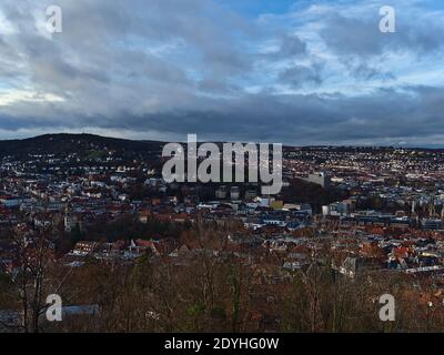 Schöner Panoramablick über den Westen und Süden von Stuttgart Innenstadt im Tal ('Kessel') mit Karlshöhe im Zentrum an bewölktem Tag in der Wintersaison. Stockfoto