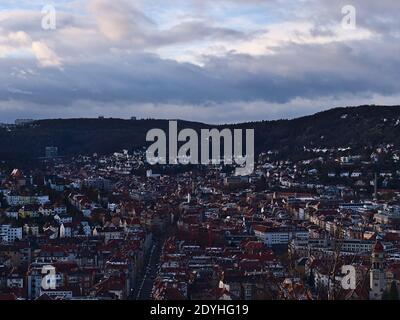 Luftpanorama über den dichten südlichen Stadtteil der Stuttgarter Innenstadt in einem Tal (sog. Kessel) umgeben von Hügeln mit Wäldern. Stockfoto