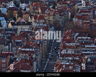 Luftaufnahme der Stadtstraße im dicht besiedelten südlichen Teil der Stuttgarter Innenstadt mit alten Gebäuden können Autos parken. Stockfoto