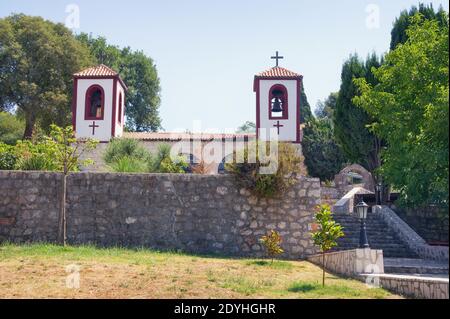 Blick auf das Dajbabe Kloster. Es befindet sich in einer Höhle auf Dajbabe Hügel. Podgorica, Montenegro Stockfoto