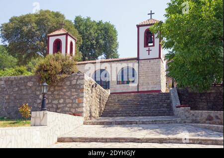 Blick auf das serbisch-orthodoxe christliche Kloster von Dajbabe, die Kirche befindet sich in der Höhle. Podgorica, Montenegro Stockfoto